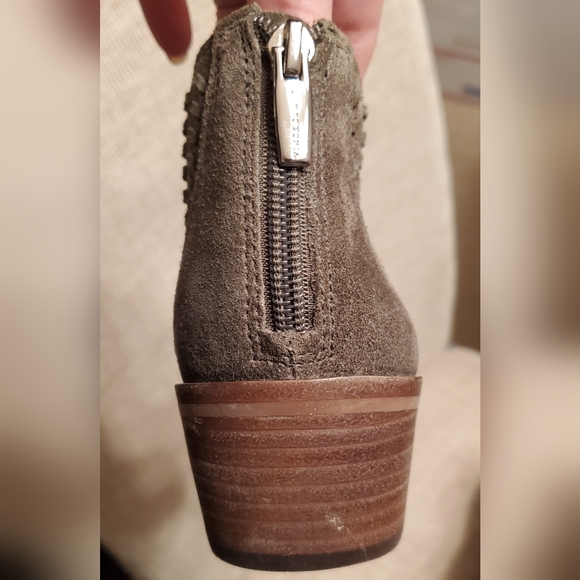Vince Camuto ankle booties, sage green suede sz 9, cute cutout detail, 2" heel - Picture 9 of 15